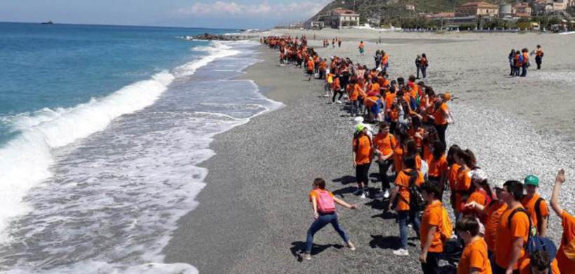 studenti pulire spiagge 3 - Lidi Balneari SUP Attrezzatura Sport Mare - Stabilimenti Mare Lago Mondo Balneare