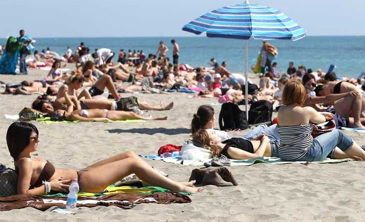 caldo gente in spiaggia ostia aprile 09 - Lidi Balneari SUP Attrezzatura Sport Mare - Stabilimenti Mare Lago Mondo Balneare