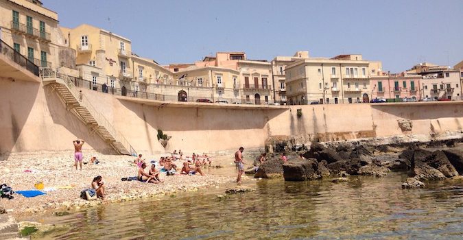 bagnanti calaRossa Ortigia maggio - Lidi Balneari SUP Attrezzatura Sport Mare - Stabilimenti Mare Lago Mondo Balneare