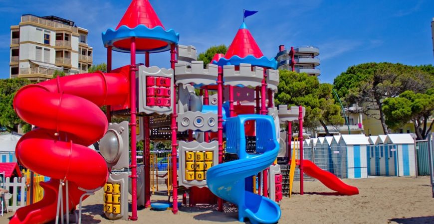 giochi bambini spiaggia lignano 1000x0 - Lidi Balneari SUP Attrezzatura Sport Mare - Stabilimenti Mare Lago Mondo Balneare