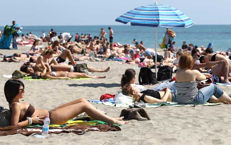 caldo gente in spiaggia ostia aprile 09 - Lidi Balneari SUP Attrezzatura Sport Mare - Stabilimenti Mare Lago Mondo Balneare